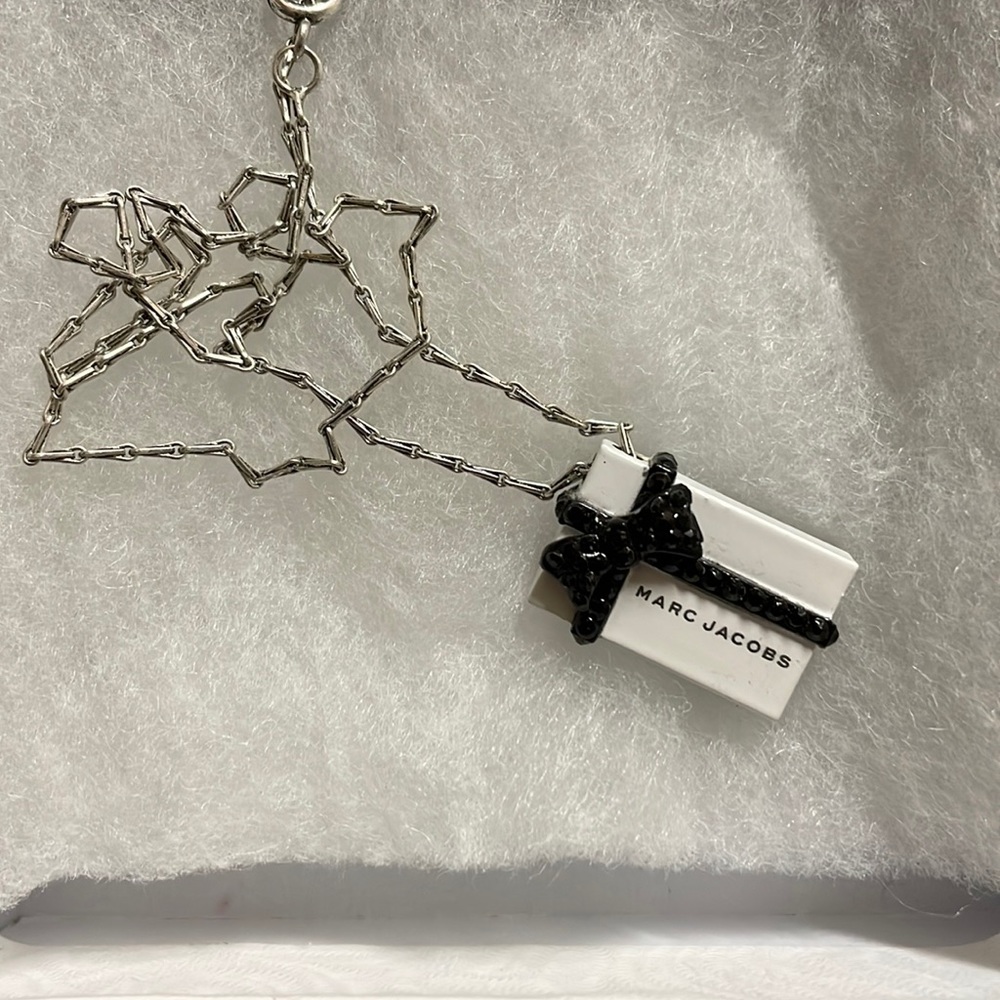 Marc Jacobs present necklace